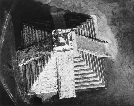 Chichen Itza, Castillo, 1982. Mexico. copyright photographer Marilyn Bridges